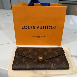 Authentic Louis Vuitton Sarah Monogram Wallet. Rose Ballerine interior.